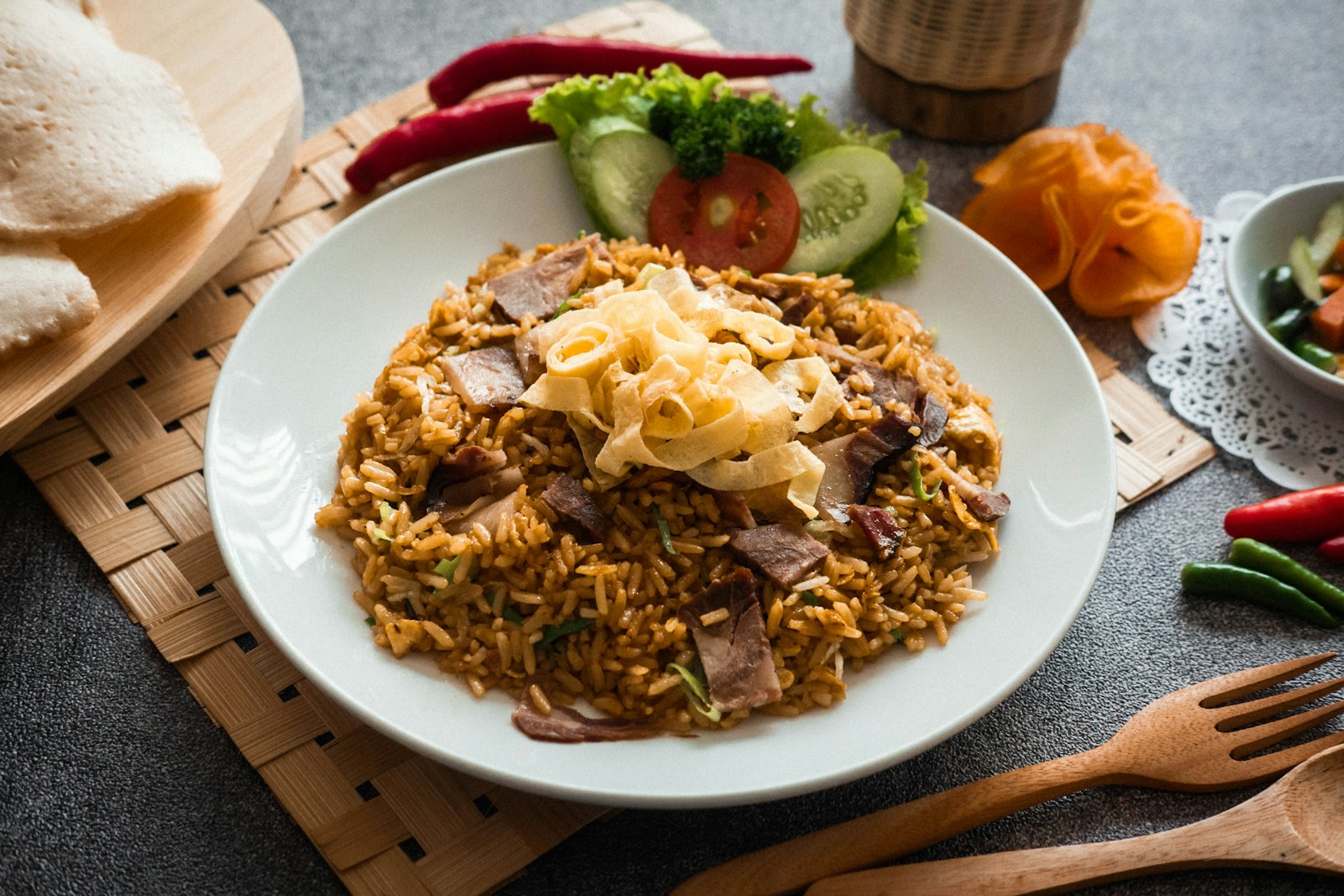 Nasi goreng dengan kerupuk dan acar