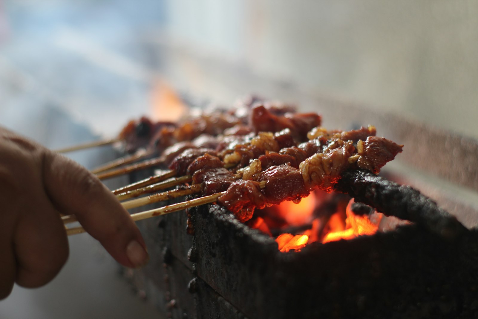 Sate dibakar di atas arang