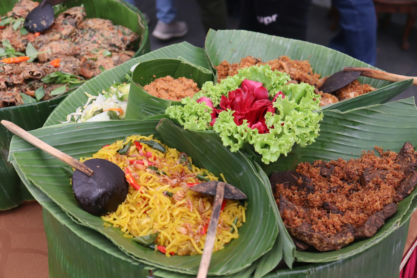 Hidangan nasi dan aneka lauk untuk acara